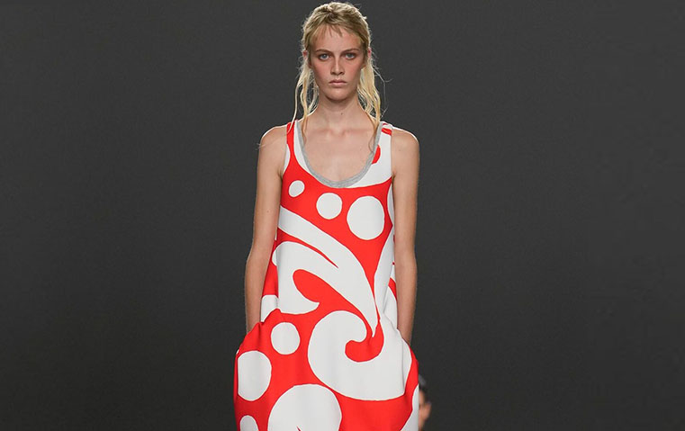 دريز فان نوتن في باريس: موجة لونية تحمل التفاؤل